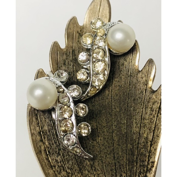 The Unbranded Brand Jewelry - 60s 70s Faux Pearl Stud Earrings 7/8" Pave' Crystals Silver Toned Screw Back